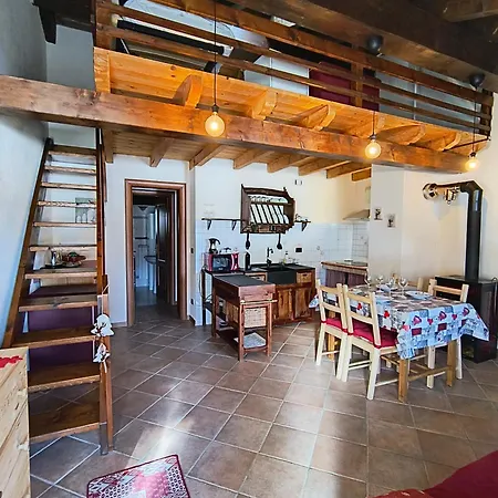 Petit Royal - Maisons De Charme Valle D'aosta - Per 6 Persone - Con Balcone, Giardino E Soppalco