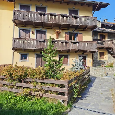 Apartamento Petit Royal - Maisons De Charme Valle D'aosta - Per 6 Persone - Con Balcone, Giardino E Soppalco